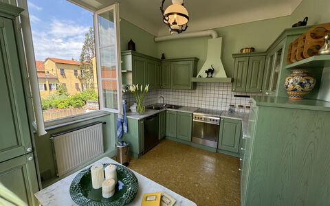 Piazza S. Romano: Cabinetry, Møbel, Countertop, Belysning, Håndvask, Vindue, Indretning, Bord, Arkitektur, Køkken