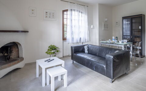 Dimora Del Capitano: Couch, Møbel, Bord, Indretning, Stue, Studio Couch, Stueplante, Billedramme, Komfort, Plante