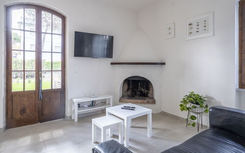 Dimora Del Capitano: Ejendom, Bord, Møbel, Billedramme, Couch, Indretning, Plante, Vindue, Træ, Stueplante