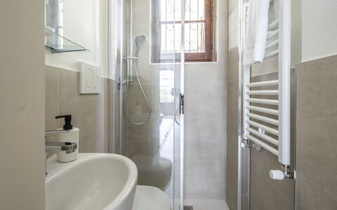 Dimora Del Capitano: Sanitærarmatur, Tap, Vindue, Ejendom, Bygning, Håndvask, Badeværelse, Badeværelsesvask, Indretning