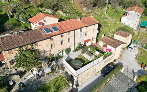 Casa Montebello: Bygning, Vindue, Plante, Hus, Bil, Træ, Urban Design, Tag, Boligområde, Ejendom