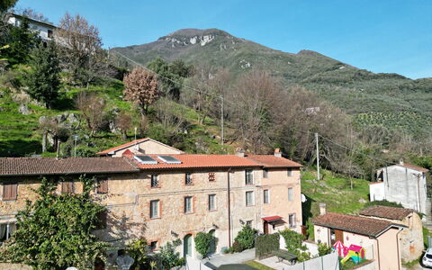 Casa Montebello: Himmel, Ejendom, Plante, Bjerg, Bygning, Træ, Hus, Kvarter, Urban Design, Boligområde