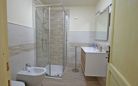 Casa Montebello: Tap, Håndvask, Sanitærarmatur, Ejendom, Badeværelse, Badeværelsesvask, Purple, Etage