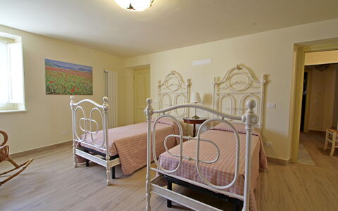 Casa Montebello: Møbel, Træ, Vindue, Bygning, Indretning, Komfort, Belysning, Etage, Hus, Bejdse