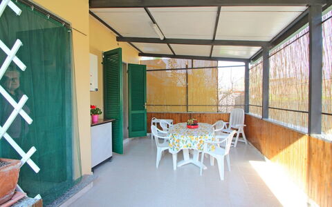 Casa Leonardo: Bord, Møbel, Bygning, Stol, Træ, Skygge, Indretning, Etage, Stue, Plante