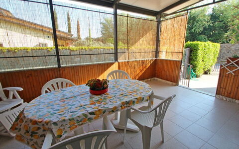 Casa Leonardo: Bord, Møbel, Stol, Plante, Indretning, Skygge, Træ, Træ, Bygning, Udendørs Møbler