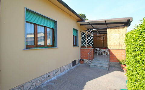 Casa Leonardo: Plante, Vindue, Himmel, Skygge, Træ, Sommerhus, Ejendom, Facade, Tag, Landskab