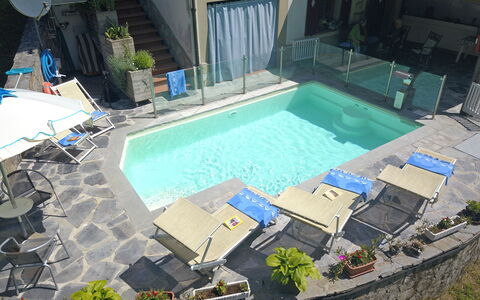 Villa La Rocca: Vand, Plante, Ejendom, Svømmepøl, Skygge, Bygning, Fritid, Udendørs Møbler, Urban Design, Ejerlejlighed