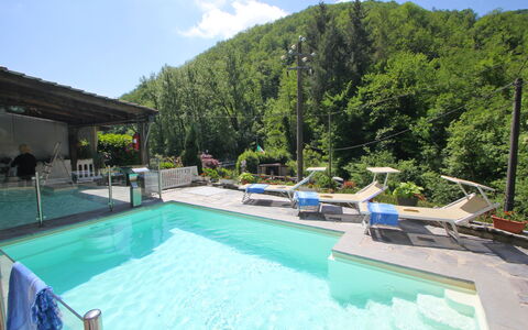 Villa La Rocca: Vand, Ejendom, Plante, Sky, Svømmepøl, Himmel, Azure, Stol, Træ, Udendørs Møbler