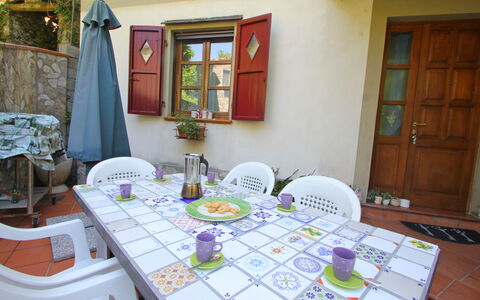 Villa La Rocca: Bord, Møbel, Ejendom, Purple, Dør, Textile, Stol, Indretning, Arkitektur, Plante