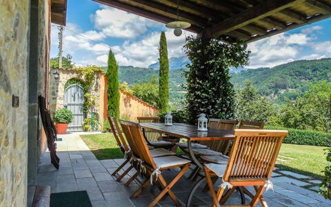 Villa Gelsomino: Plante, Himmel, Møbel, Sky, Ejendom, Blad, Azure, Bord, Træ, Skygge