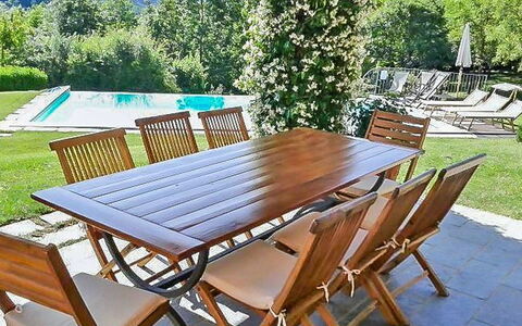 Villa Gelsomino: Bord, Møbel, Grøn, Stol, Udendørs Bord, Træ, Træ, Udendørs Møbler, Rektangel, Skygge