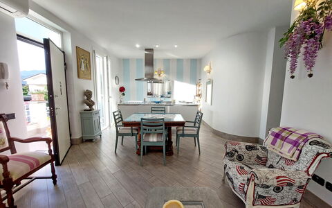 Appartamento Mare Azzurro: Bord, Møbel, Ejendom, Billedramme, Bygning, Couch, Stol, Hus, Indretning, Gul