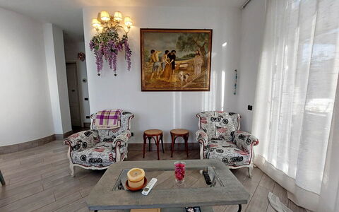 Appartamento Mare Azzurro: Bord, Møbel, Ejendom, Stol, Træ, Bygning, Indretning, Arkitektur, Billedramme, Etage