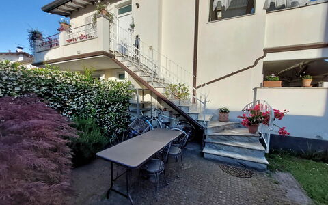 Appartamento Mare Azzurro: Plante, Bygning, Ejendom, Vindue, Hus, Arkitektur, Skygge, Udendørs Møbler, Væg, Vejbelægning