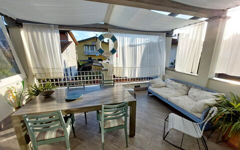 Appartamento Mare Azzurro: Bord, Møbel, Plante, Couch, Azure, Stueplante, Skygge, Træ, Stue, Etage