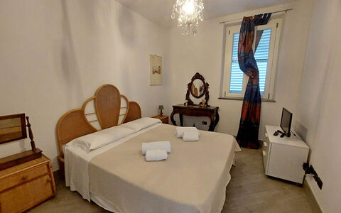 Appartamento Mare Azzurro: Møbel, Bygning, Komfort, Bord, Træ, Indretning, Belysning, Bed Frame, Dekoration, Etage