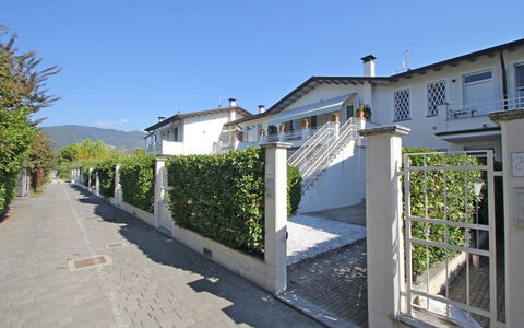 Appartamento Mare Azzurro: Himmel, Ejendom, Bygning, Plante, Vindue, Træ, Urban Design, Hældning, Vejbelægning