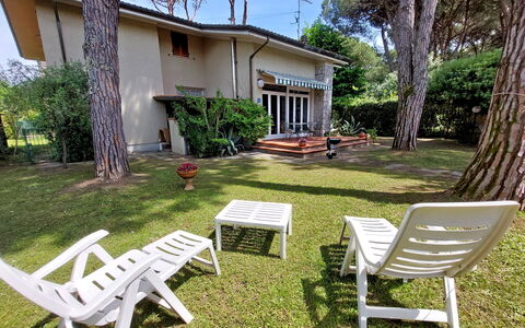 Casa La Pineta: Plante, Møbel, Bygning, Skygge, Træ, Udendørs Møbler, Vegetationen, Himmel, Fritid, Landskab