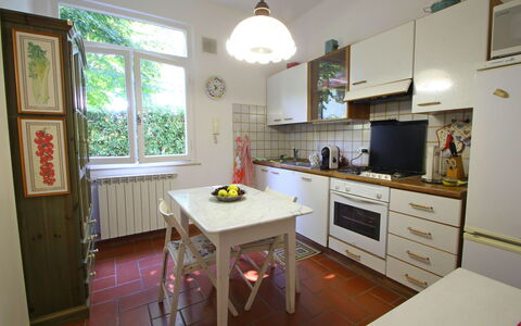 Casa La Pineta: Møbel, Cabinetry, Vindue, Bord, Countertop, Køkken, Træ, Indretning, Skuffe