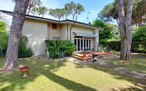 Casa La Pineta: Himmel, Plante, Ejendom, Bygning, Træ, Land Lot, Hus, Skygge, Sommerhus, Vindue