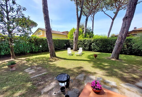 Casa La Pineta: Plante, Ejendom, Himmel, Blomsterkrukke, Botanik, Træ, Bygning, Sky, Græs, Arecales