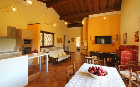 Casetta Verde: Bord, Møbel, Ejendom, Stol, Indretning, Etage, Træ, Gulvbelægning, Stue, Ejendom