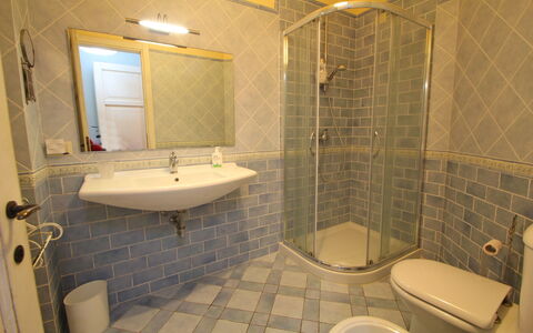 Casetta Verde: Brun, Spejl, Sanitærarmatur, Tap, Håndvask, Ejendom, Bygning, Badeværelsesvask, Badeværelse