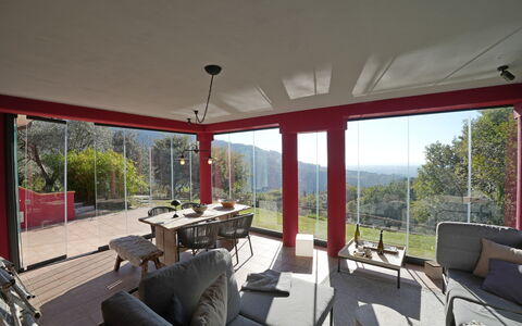 Villa Di Confine: Bord, Ejendom, Plante, Indretning, Skygge, Træ, Stol, Blomsterkrukke, Veranda, Etage