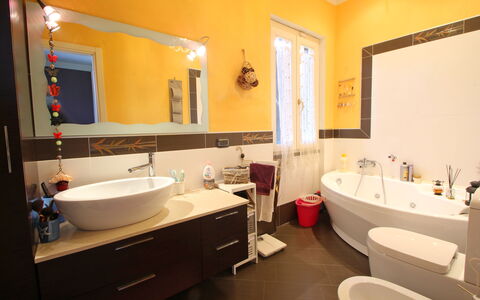 Panorama: Spejl, Tap, Håndvask, Sanitærarmatur, Ejendom, Fotografi, Badeværelsesvask, Badeværelse, Blå, Purple