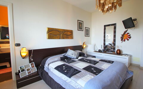 Panorama: Billedramme, Ejendom, Møbel, Komfort, Bygning, Belysning, Indretning, Bed Frame, Træ, Hus