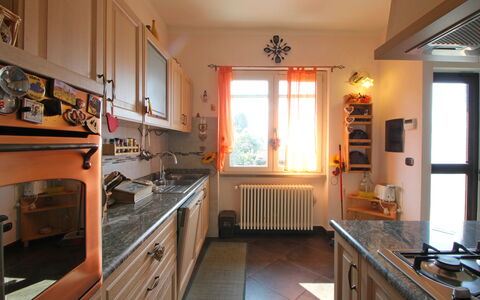 Panorama: Countertop, Cabinetry, Møbel, Køkkenvask, Håndvask, Vindue, Køkken, Træ, Komfur, Indretning