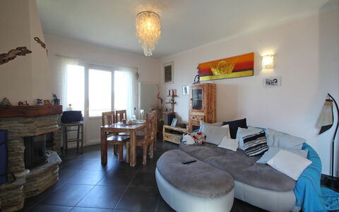 Panorama: Møbel, Ejendom, Bord, Couch, Indretning, Billedramme, Træ, Stue, Etage, Gulvbelægning