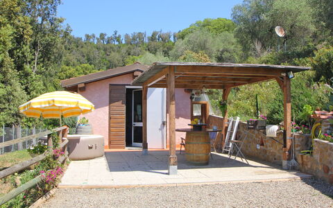 La Casetta: Plante, Himmel, Træ, Skygge, Træ, Dør, Sommerhus, Biome, Fritid, Landskab