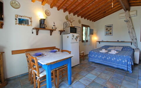 La Casetta: Møbel, Bygning, Bord, Azure, Blå, Træ, Hus, Indretning, Billedramme, Etage