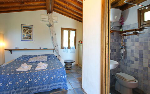 La Casetta: Ejendom, Møbel, Bygning, Belysning, Arkitektur, Håndvask, Sanitærarmatur, Etage, Badeværelse, Træ