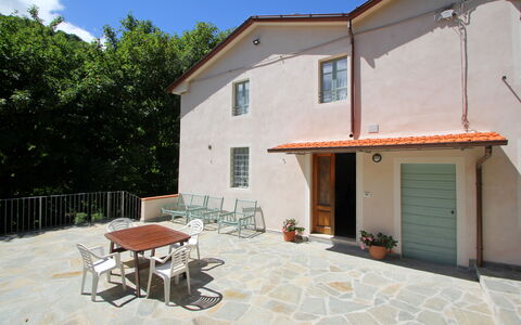 Apuane Retreat: Bygning, Ejendom, Plante, Vindue, Bord, Skygge, Himmel, Hus, Sommerhus, Træ