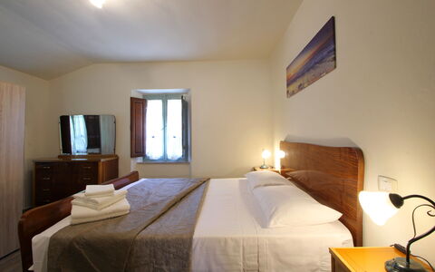 Apuane Retreat: Møbel, Ejendom, Spejl, Komfort, Lys, Bygning, Belysning, Textile, Træ, Vindue