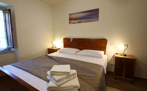 Apuane Retreat: Ejendom, Møbel, Komfort, Vindue, Træ, Skygge, Indretning, Belysning, Etage