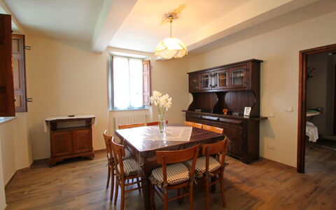 Apuane Retreat: Bord, Møbel, Ejendom, Cabinetry, Stol, Træ, Stueplante, Indretning, Vindue, Gulvbelægning