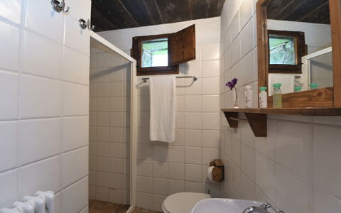 Villa Del Mulino: Spejl, Håndvask, Ejendom, Sanitærarmatur, Tap, Purple, Badeværelsesvask, Badeværelse, Indretning, Bygning