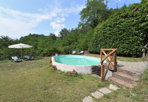 Casa Antelminelli: Vand, Sky, Plante, Himmel, Svømmepøl, Skygge, Træ, Udendørs Møbler, Fritid, Naturlige Landskab