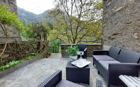 Casa Le Grotte: Himmel, Plante, Bygning, Træ, Couch, Sky, Studio Couch, Sommerhus, Ejendom, Blomsterkrukke