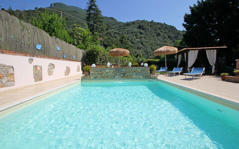 Casa Luigi: Vand, Himmel, Plante, Ejendom, Svømmepøl, Azure, Natur, Bygning, Træ, Fritid