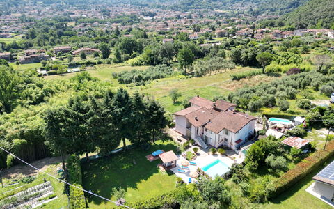 Casa Luigi: Plante, Himmel, Grøn, Bygning, Træ, Naturlige Landskab, Land Lot, Urban Design, Kvarter, Landskab