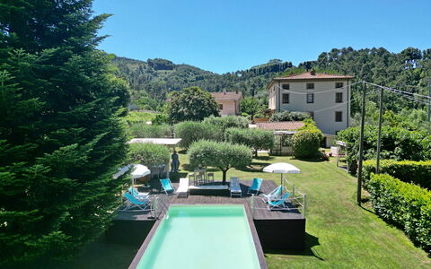 Villa L'antico Casale: Plante, Himmel, Ejendom, Bygning, Vand, Træ, Naturlige Landskab, Græs, Urban Design, Biome