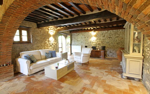 Villa L'antico Casale: Couch, Træ, Indretning, Etage, Stue, Studio Couch, Billedramme, Gulvbelægning, Bygning, Ejendom