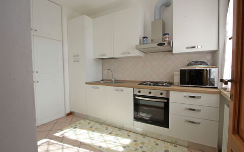 Appartamento Levante: Cabinetry, Countertop, Bygning, Tap, Skuffe, Komfur, Træ, Køkken, Cooktop, Håndvask