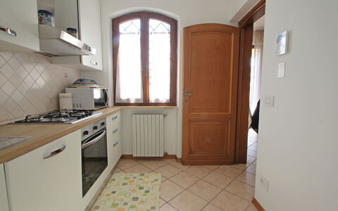 Appartamento Levante: Cabinetry, Møbel, Countertop, Bygning, Vindue, Køkken Apparat, Træ, Skuffe, Dør, Komfur