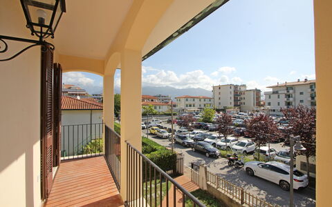 Appartamento Levante: Himmel, Bygning, Plante, Sky, Vindue, Bil, Hjul, Skygge, Urban Design, Kvarter